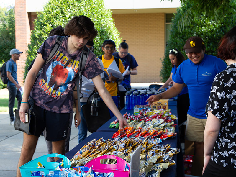 Student organizations attract members during Facts and Snacks