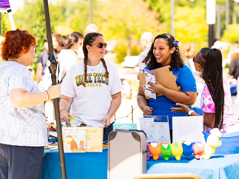 Student organizations attract members during Facts and Snacks