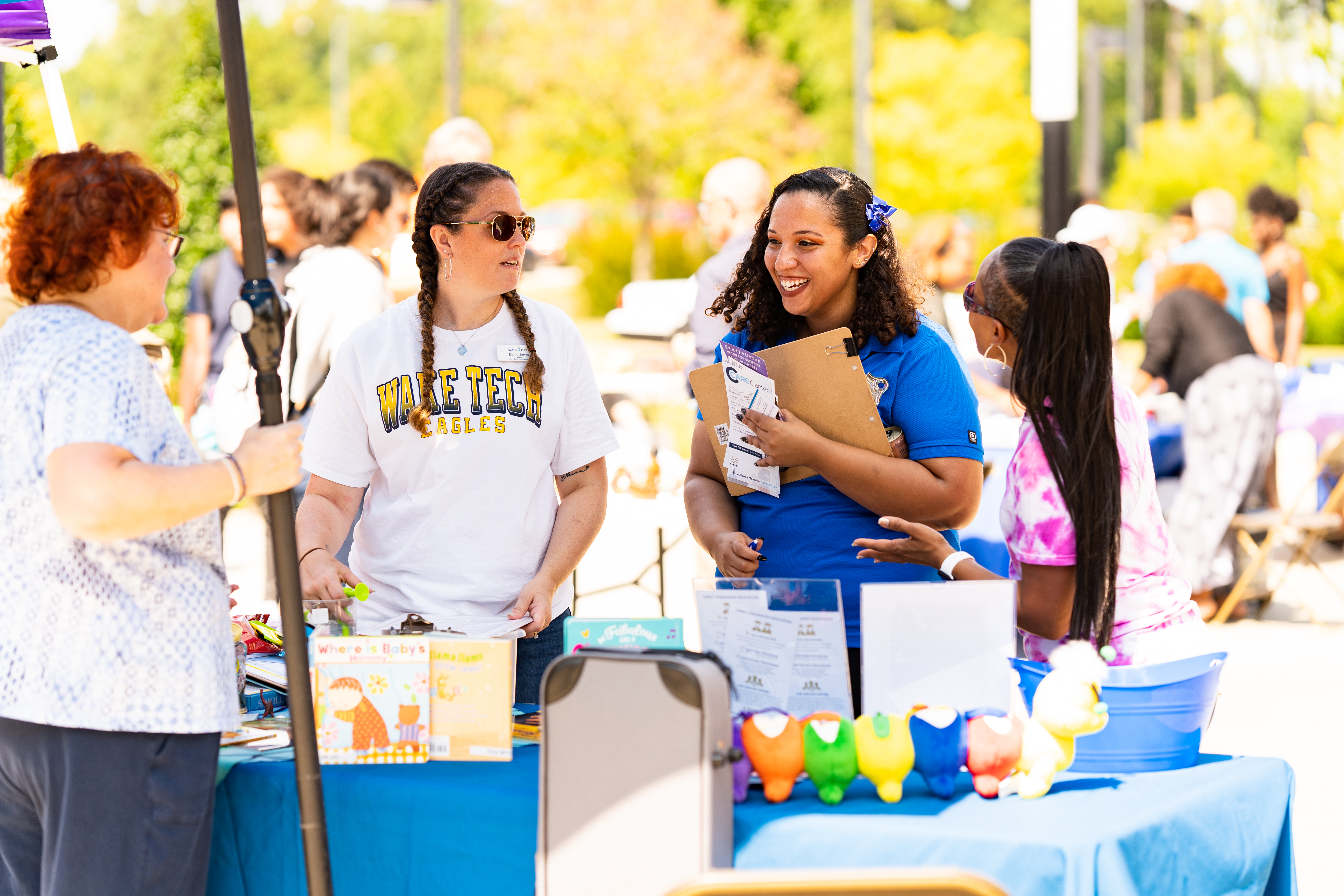 Student organizations attract members during Facts and Snacks